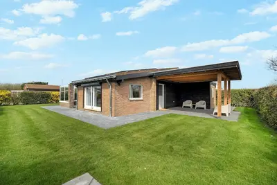 Image de New! Modern, newly renovated holiday home for 4 guests in Julianadorp aan Zee. Features 2 bedrooms, 2 bathrooms, a luxury kitchen and a spacious garden with covered terrace. Walking distance to the beach.