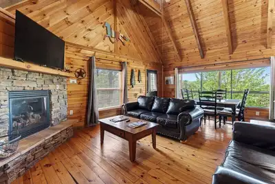 Image de Private Hot Tub + Deck + Fire Pit + Mountain Views | Mins to Downtown