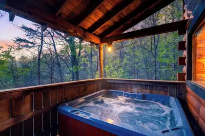 Image de Hot Tub + Fire Pit + Mountain Views + All-Wood Cabin | Near National Park