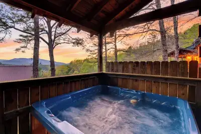 Image de Hot Tub + Mountain Views + Fire Pit + Wraparound Deck | Mins to Townsend