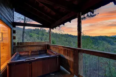 Image de Private Hot Tub + Fire Pit Access + Covered Deck + Mountain Views | Jack's Cabin