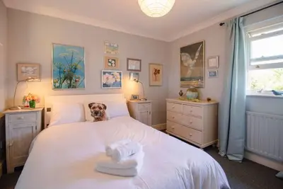 Image de Stylish 3-Bed Home | Garden, Parking & Near Quay