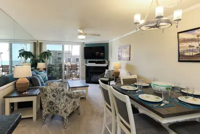 Image de 2 Bedroom Unit with Beautiful Ocean Views from Rooftop Deck!