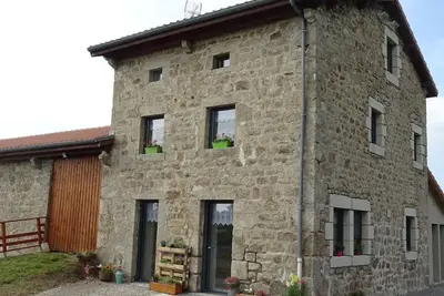 Image de Gîte « Airellier Du Pilat » avec vue montagne, terrasse privée et Wi-Fi