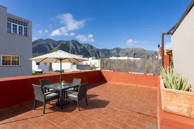 Image de TenoHomes Cozy Rustic Home with Terrace & Views