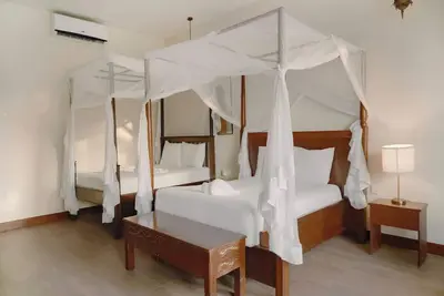 Image de Tropical Ocean Escape with Pool, Steps from Zoo, Dining & Beach | 2 Units