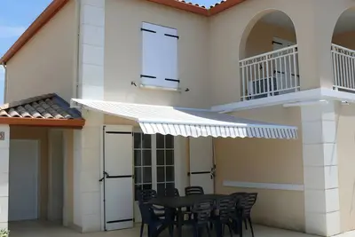 Image de Maison de vacances 6 personnes à 100 m de la mer, vue mer, piscine partagée!