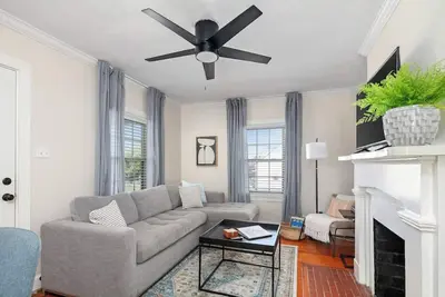 Image de Centrally Located Bungalow - Outdoor Fireplace