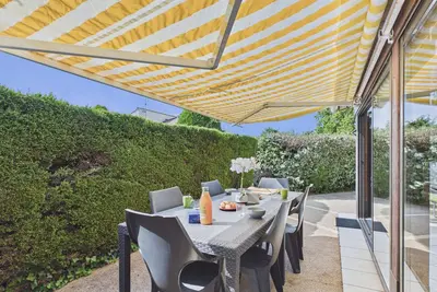 Image de 950m de la mer, maison avec jardin et piscine