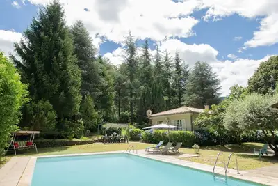 Image de Maison de vacances avec parc, piscine privée, Wi-Fi et climatisation à Jaujac