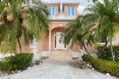 Image de 4 Be/3. 5 ba Pretty Bahama Style Home on Blue Canal