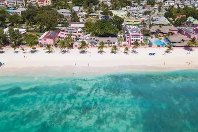 Image de Coastal 2br Suite | Pool Access, Central Location & Walkable Area