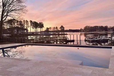 Image de Lake Norman Retreat: Private Dock, Pool, Fire Pit - Sleeps 16