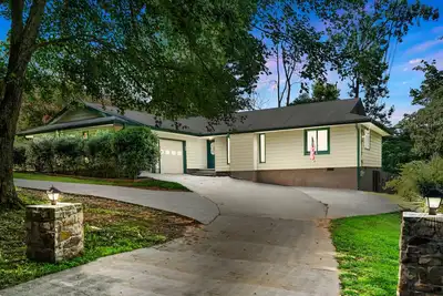 Image de Brightwood on Eastview | Family Home w/ Play Set