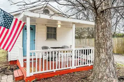 Image de The Tiny House on Schiffman | Yard + Downtown