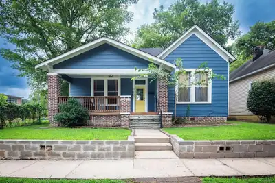 Image de Division Den |Charming One-Level w/ Backyard +WiFi