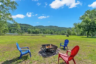 Image de Riverfront home near Sandstone Falls and New River Gorge National Park