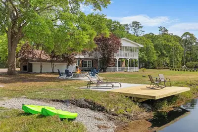 Image de Courtside Pond Getaway! Pickleball ~ HotTub ~ Firepit ~ Fish Pond ~ Sleeps 16!