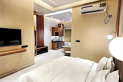 Image de Welcome to your stylish and comfortable home away from home. modern 1bhk Living.