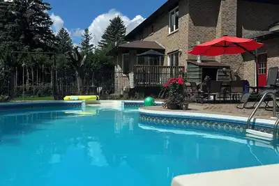 Image de 7 Bedroom cottage-heated pool, lounge, sand andBBQ