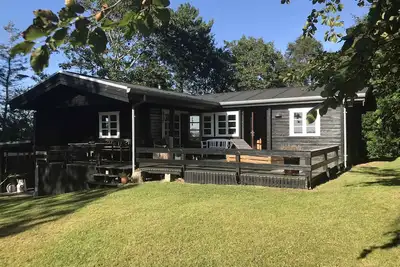 Image de Nature holiday in peaceful log cabin by water