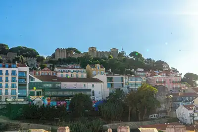 Image de Boavista : Vue Spectaculaire Château et Ville – Cœur Historique de Lisbonne
