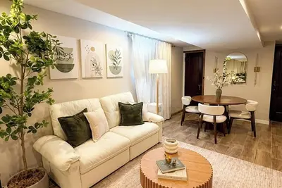 Image de Studio Near Wrigley • Sleeps 4 • Games + Fireplace