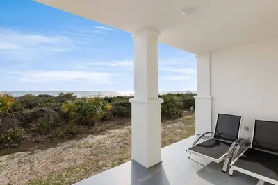 Gulf-Front 3br Condo! Steps to Beach & Community Pool!