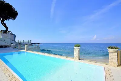 Image de Villa Sirenea: A splendid and luminous three-story villa located right on the beach, with Free Wi-Fi.
