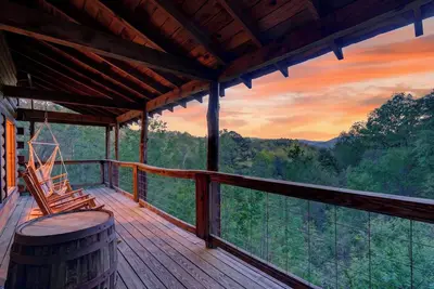 Image de Hot Tub + Fire Pit + Wraparound Deck | All-Wood Cabin | Near Smokies + Townsend
