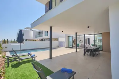 Villa neuve de 4 chambres dans le centre de Protaras