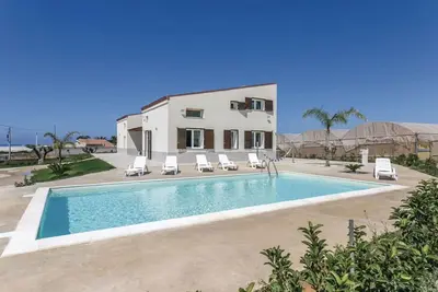 Image de Villa à Marina Di Ragusa avec 5 chambres à coucher, 13 couchages