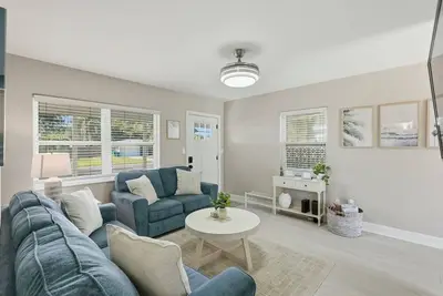 Image de New 3br Sunny Retreat | Pet-Friendly + Spacious Backyard + Mins to Beach
