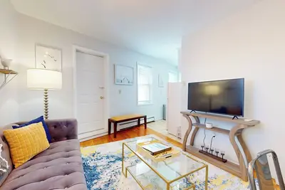 Image de The top-floor cozy apartment with in unit laundry.