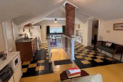Image de Charming Apartment • Walk to Hospital • Private Yard Retreat