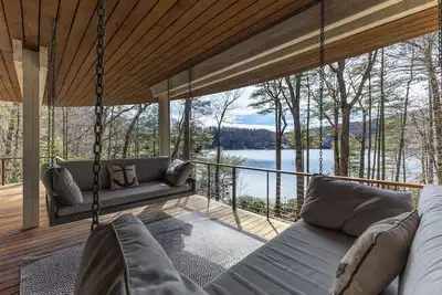 Image de Upscale cozy retreat on Lake Glenville with private dock, kayaks, deck & fire pit. Sleeps 12.
