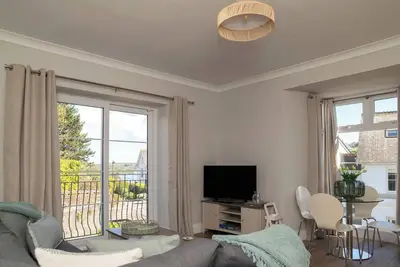 Image de Modern Coastal Chic: Estuary Views & Parking
