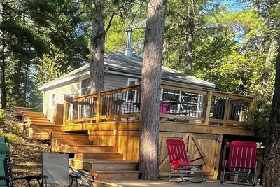 Image de Peaceful Lakefront Cottage - Large Deck, Dock & Rustic Outdoor Charm