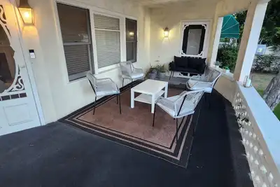 Image de Single Family in Great Location with Porch, front yard and off street parking