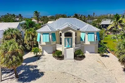 Image de 🏖️Private Pool w/ Spill Over Spa | 0. 2 Mi to Beach | The Oasis🏖️