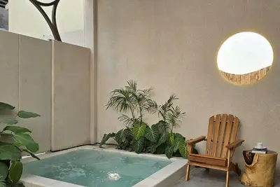Image de Beautiful 3-bedroom house with jacuzzi near beach in Đà Nẵng