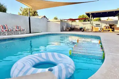 Image de Spacious 3b2b house. Come relax and enjoy a refreshing splash in a cool pool.