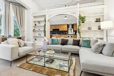 Image de Luxe Victorian Spacious Home - Parking - 3 Beds