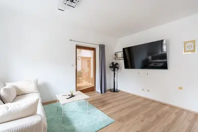 Image de 80m² Apartment | 3 Rooms | 8 Guests | Near Station