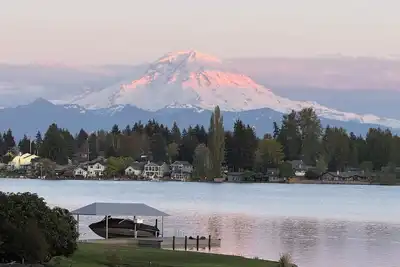 Image de Lakefront. Sweeping view of Mt. Rainier. Huge dock. Perfect World Cup Base