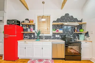 Image de Vibrant Renovated Cottage - W/D, Off-Street Parking, Long Stays