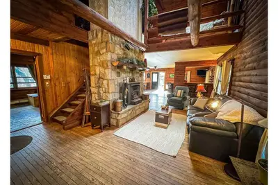 Image de Log cabin unique getaway, private, city & river views, hot tub, pet friendly!