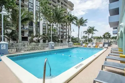 Image de Stylish 1br Haven • Balcony Access • Coastal Vibe