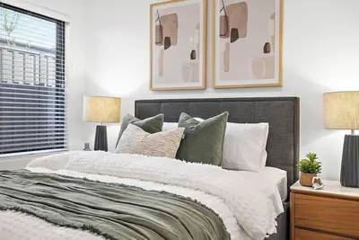 Image de Side by Side New Luxe Homes