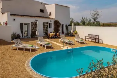 Image de Charming renovated Dovecote, rural setting, private pool and garden, sleeps 4.